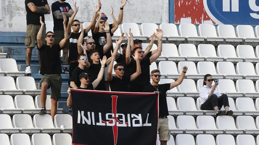 Il gruppetto dei “Triestini” presente e in silenzio a Sesto San Giovanni (Andrea Lasorte)
