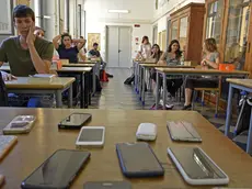 Gli smartphone lasciati sulla cattedra durante un esame di maturità. Foto Frassineti / AGF