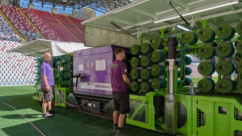 Le operazioni di cucitura del prato allo stadio Rocco foto Silvano
