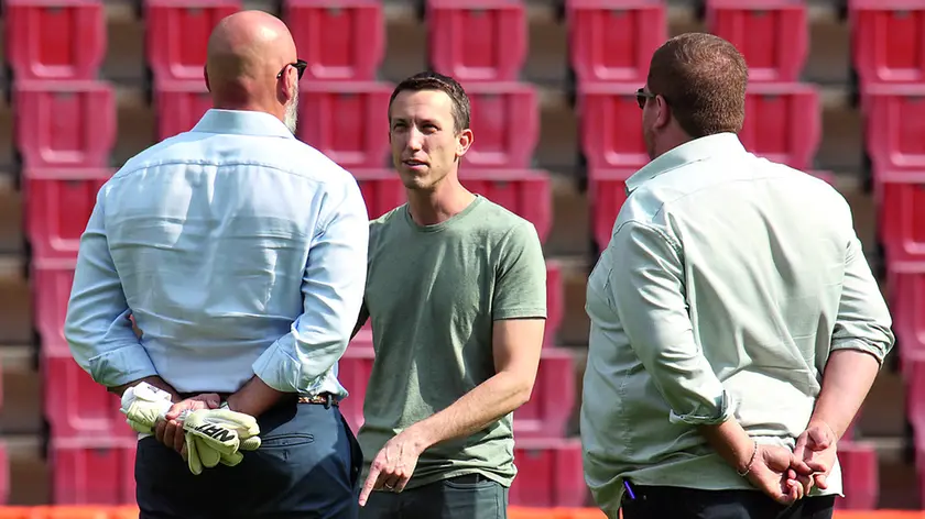 Il presidente della Triestina Ben Rosenzweig a colloquio con Sebastiano Stella e Alex Menta