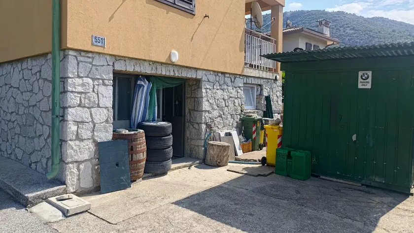 L'abitazione in cui si è consumata l'aggressione a Bagnoli