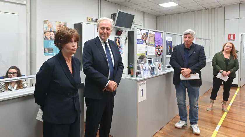 Gli assessori Alessia Rosolen e Massimo Tognolli nel nuovo sportello in via Mazzini Foto Bruni