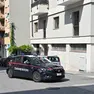 Una pattuglia dei carabinieri in via Petronio dove è avvenuta l’aggressione a colpi di spranga Foto Francesco Bruni