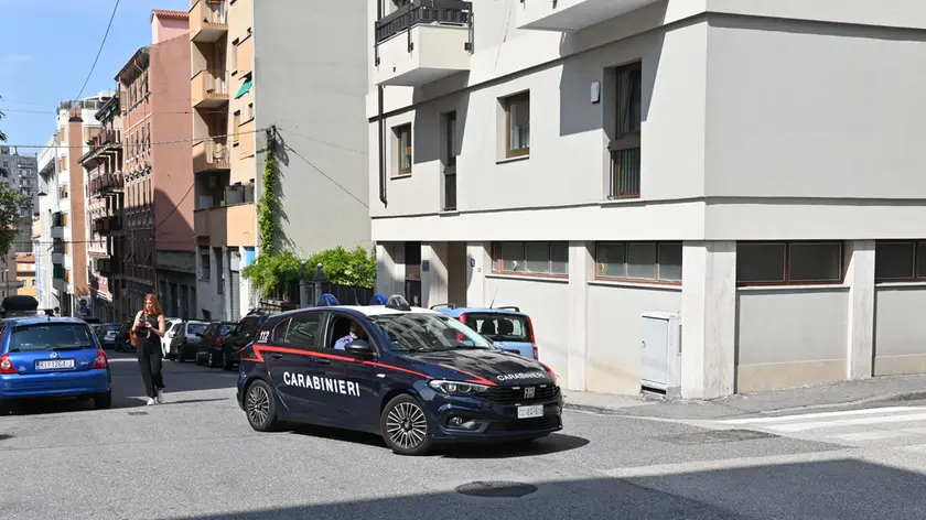 Una pattuglia dei carabinieri in via Petronio dove è avvenuta l’aggressione a colpi di spranga Foto Francesco Bruni
