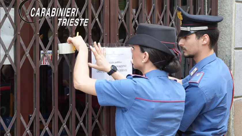 La chiusura del locale in via Raffineria (foto carabinieri)