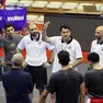 Gonzalez insieme a Nanni (a sinistra) e Taccetti (a destra), mentre danno indicazioni alla squadra (Foto Lasorte)