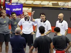 Gonzalez insieme a Nanni (a sinistra) e Taccetti (a destra), mentre danno indicazioni alla squadra (Foto Lasorte)