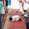 Un bambino s’inginocchia durante un momento di raccoglimento spirituale collettivo della comunità islamica foto di archivio di Katia Bonaventura