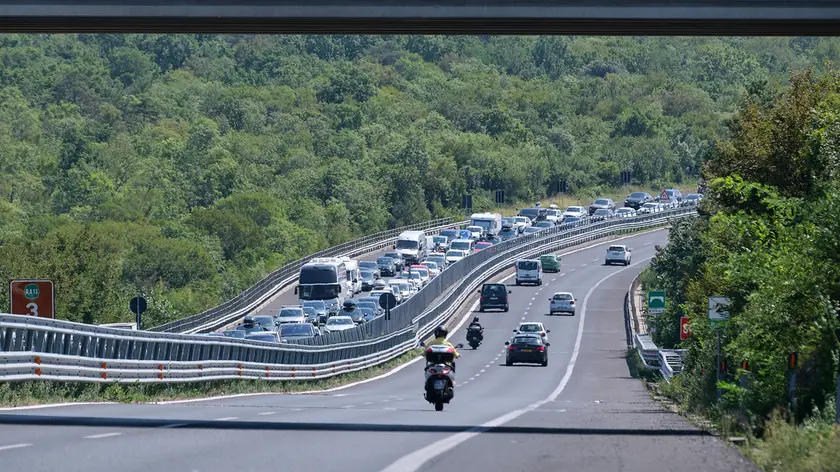La lunga coda di Tir sul raccordo (Silvano)