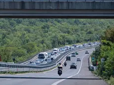 La lunga coda di Tir sul raccordo (Silvano)