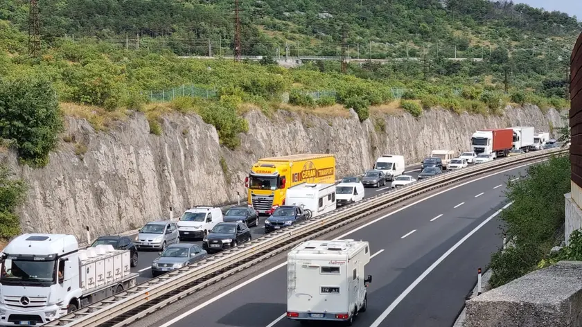 La fila di Tir al Lisert