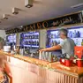 Il bancone con, sullo sfondo, la scritta “Caffè teatro dal 1781” (fotoservizio Tibaldi)