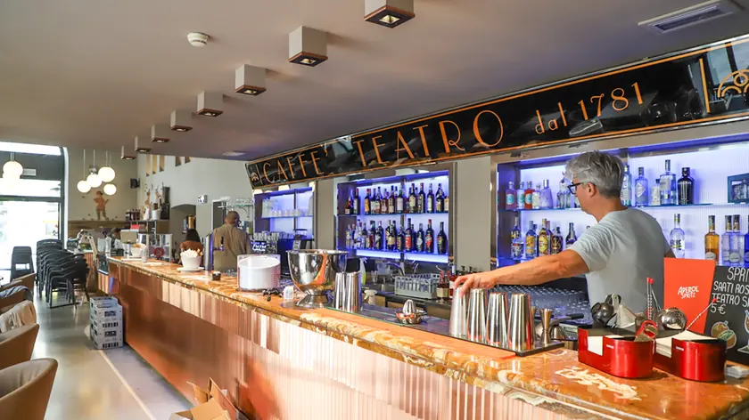 Il bancone con, sullo sfondo, la scritta “Caffè teatro dal 1781” (fotoservizio Tibaldi)