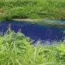 A sinistra lo sversamento (foto Raffaella Baissero), a destra le condizioni delle acque oggi (Tibaldi)