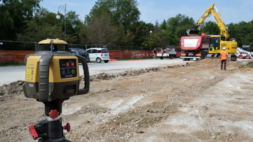 I lavori in corso al Ferdinandeo per la realizzazione del nuovo parcheggio in conglomerato cementizio drenante foto Silvano