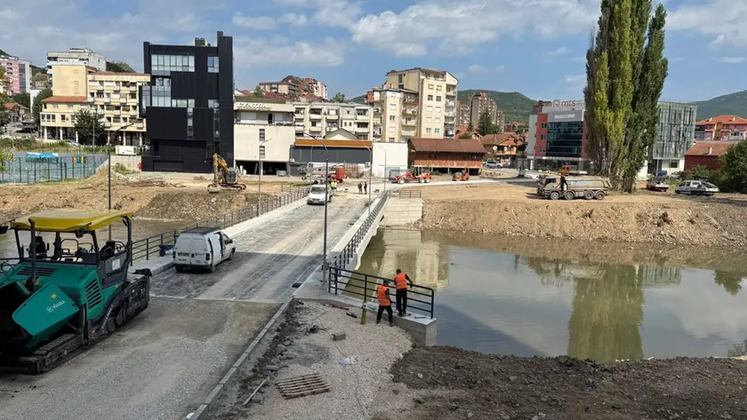 Il nuovo ponte inaugurato a Mitrovica