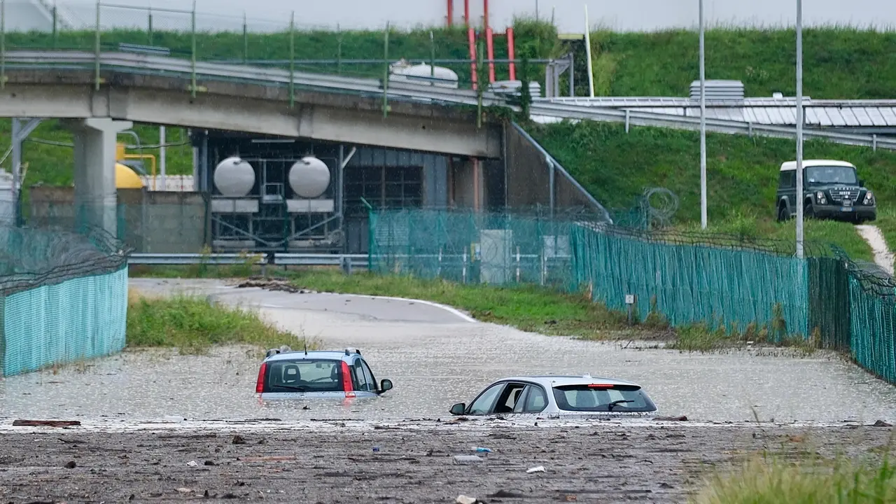 Auto sott'acqua a San Dorligo: le persone sono state tratte in salvo dai vigili del fuoco (Silvano)