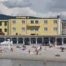 Sprazzi di sole baciano i bagnanti della Lanterna (foto Bruni)