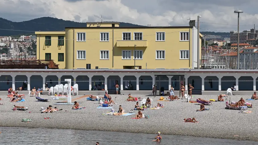 Sprazzi di sole baciano i bagnanti della Lanterna (foto Bruni)