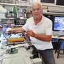 Gianfranco Zettin all’opera nel suo laboratorio