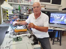 Gianfranco Zettin all’opera nel suo laboratorio