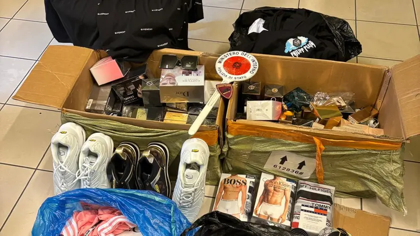 Alcune delle cose sequestrate dalle Polizia