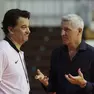 Coach Israel Gonzalez a colloquio con il gm biancorosso Michael Arcieri (Lasorte)