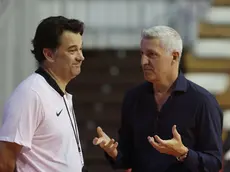 Coach Israel Gonzalez a colloquio con il gm biancorosso Michael Arcieri (Lasorte)