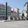 Piazza Goldoni con il monumento (foto Lasorte)