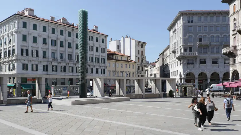 Piazza Goldoni con il monumento (foto Lasorte)
