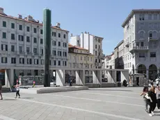 Piazza Goldoni con il monumento (foto Lasorte)