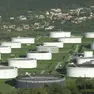 Un'immagine d'archivio dei serbatoi della Siot nel comune di San Dorligo della Valle