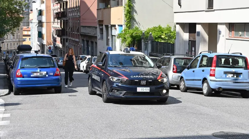 I carabinieri in via Petronio (Bruni)