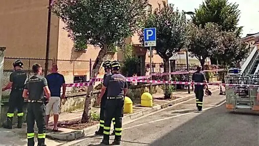 In alto la casa Ater sfollata a Grado, sotto le strade allagate dal maltempo