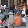 Una violinista si esibisce nel centro storico Foto Andrea Lasorte