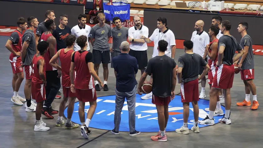 I giocatori della Pallacanestro Trieste ascoltano le indicazioni di coach Israel Gonzalez Foto Andrea Lasorte