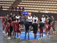 I giocatori della Pallacanestro Trieste ascoltano le indicazioni di coach Israel Gonzalez Foto Andrea Lasorte