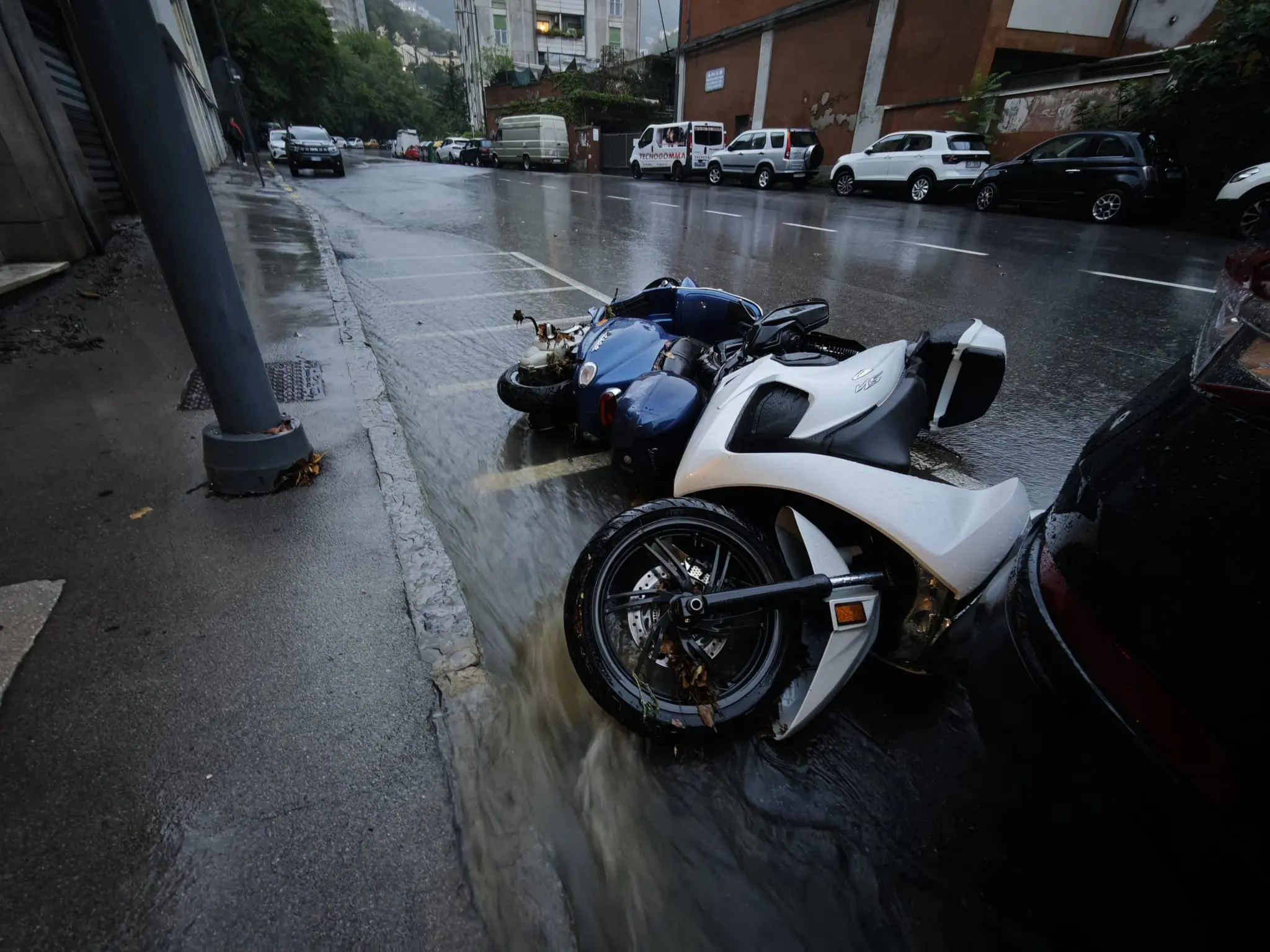 Motorini caduti in via Fabio Severo. Foto Lasorte