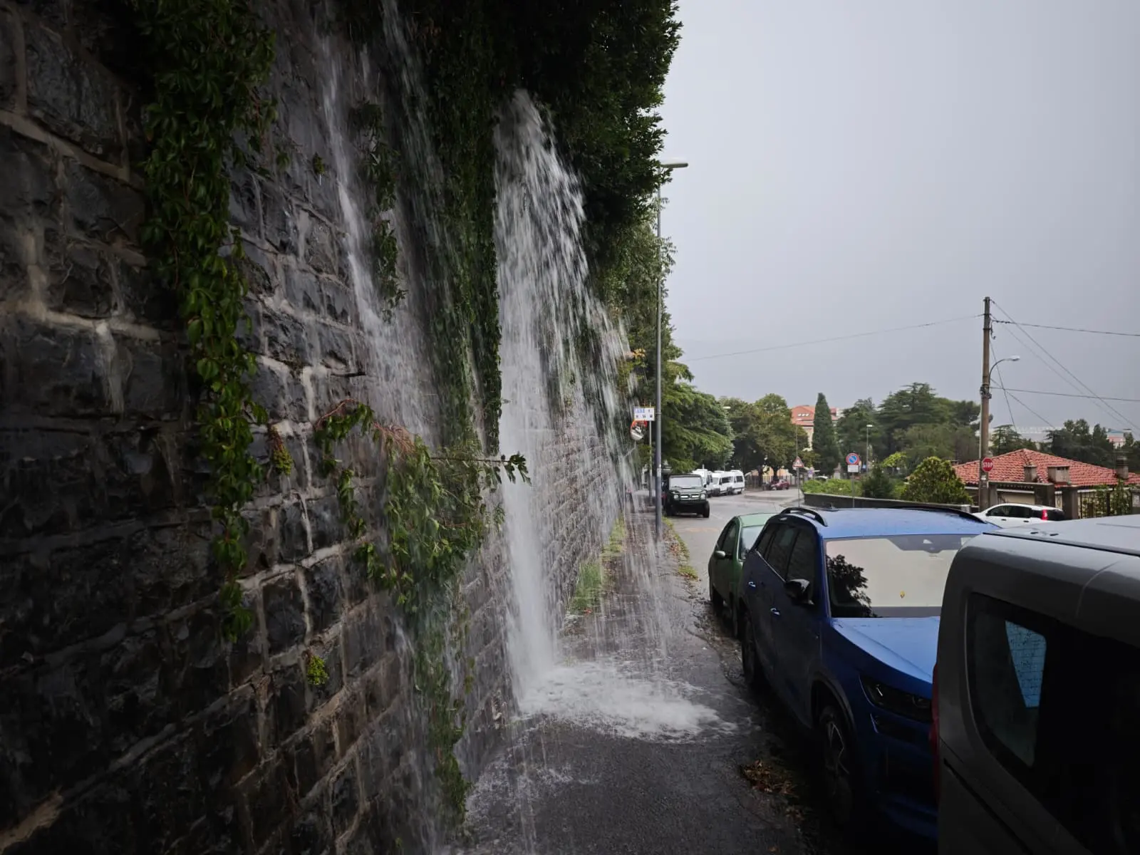 Cascate d'acqua in via Cantù. Foto Lasorte