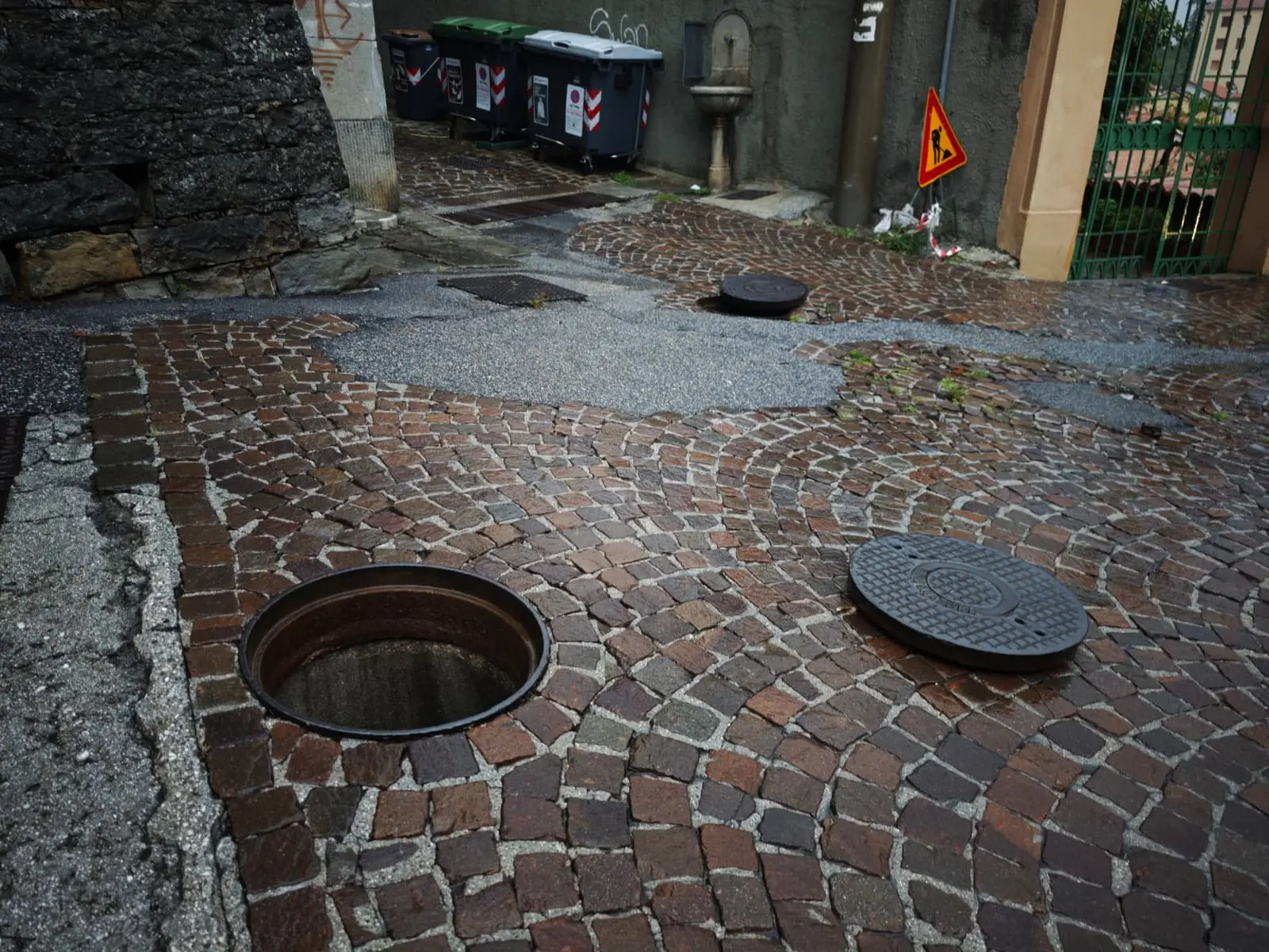 Tombini saltati in via Romagna