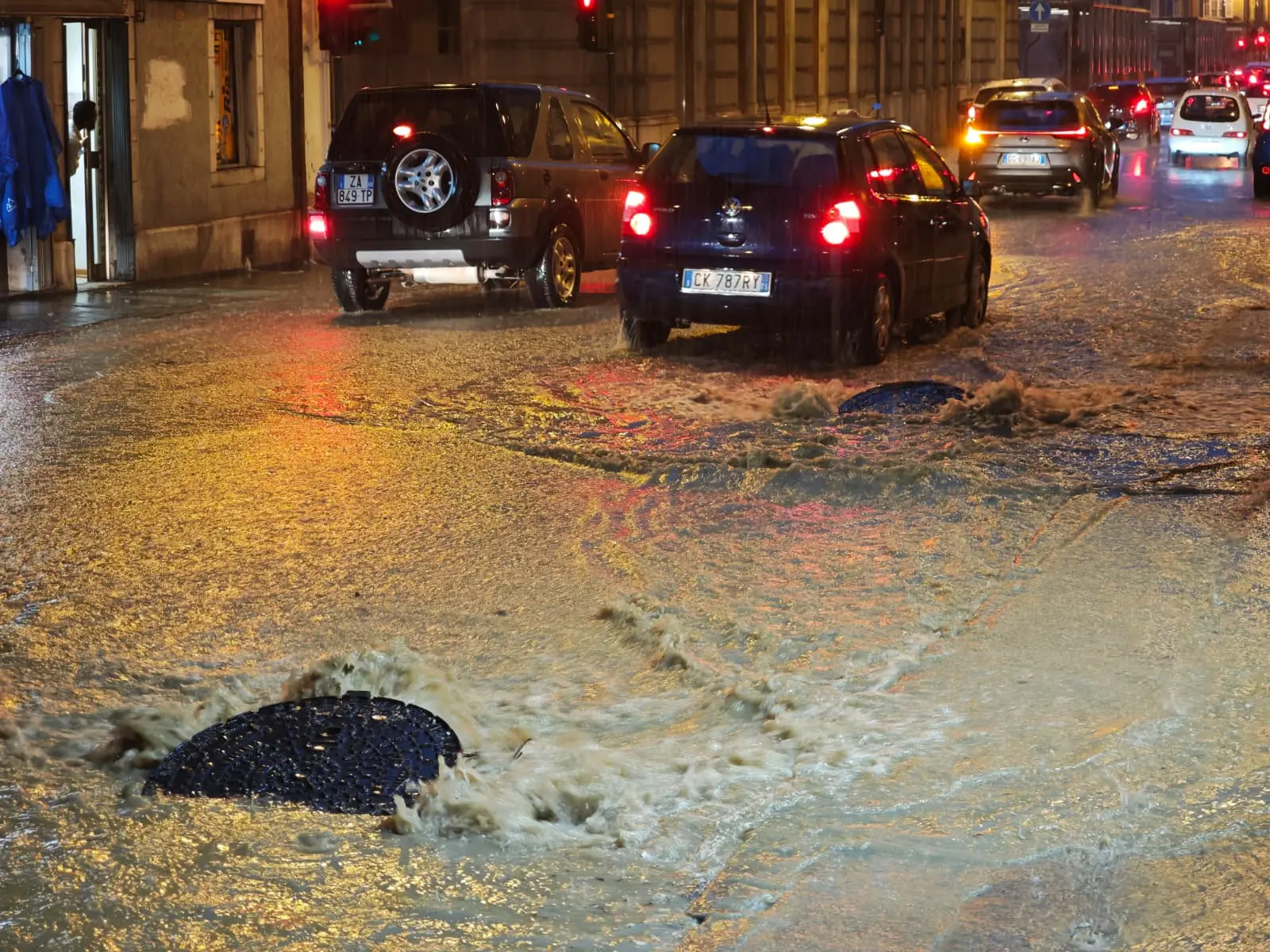 Tombini saltati in via Roma. Foto Lasorte