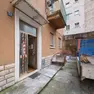 I mezzi della ditta impegnata nel cantiere di ristrutturazione da cui è scaturita l’emergenza (Silvano)