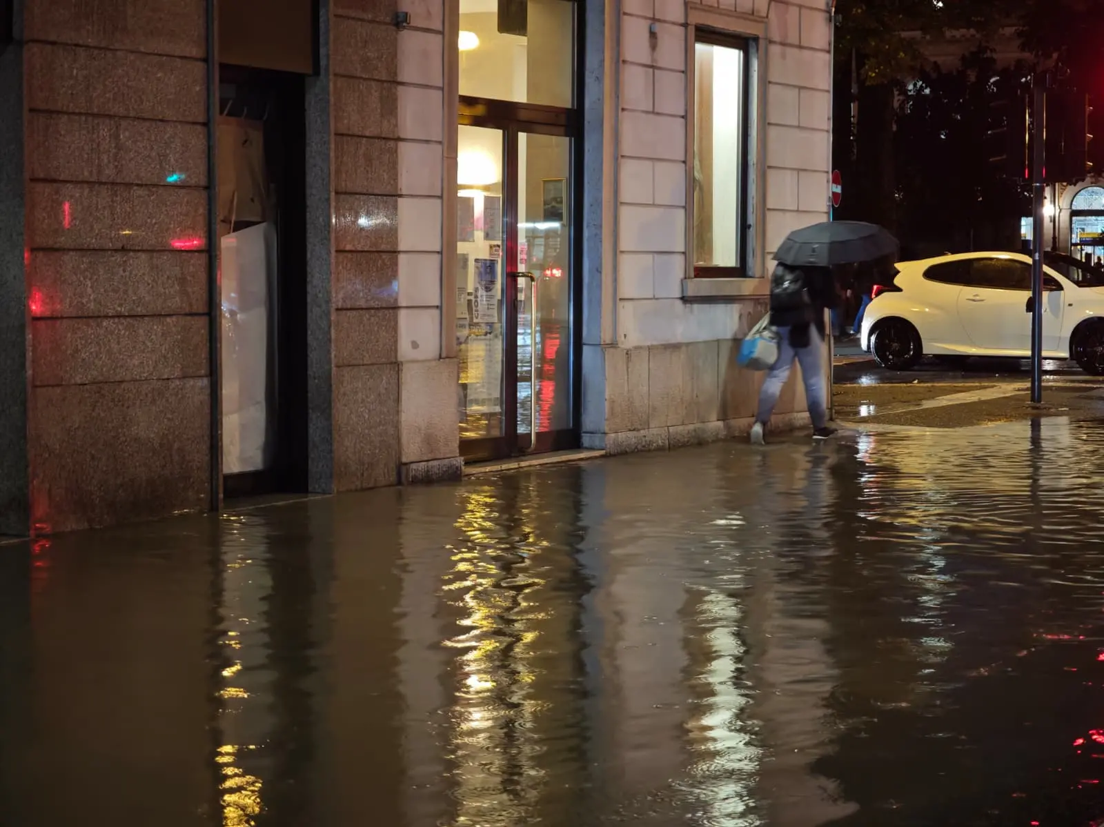 Via Cellini allagata. Foto Lasorte