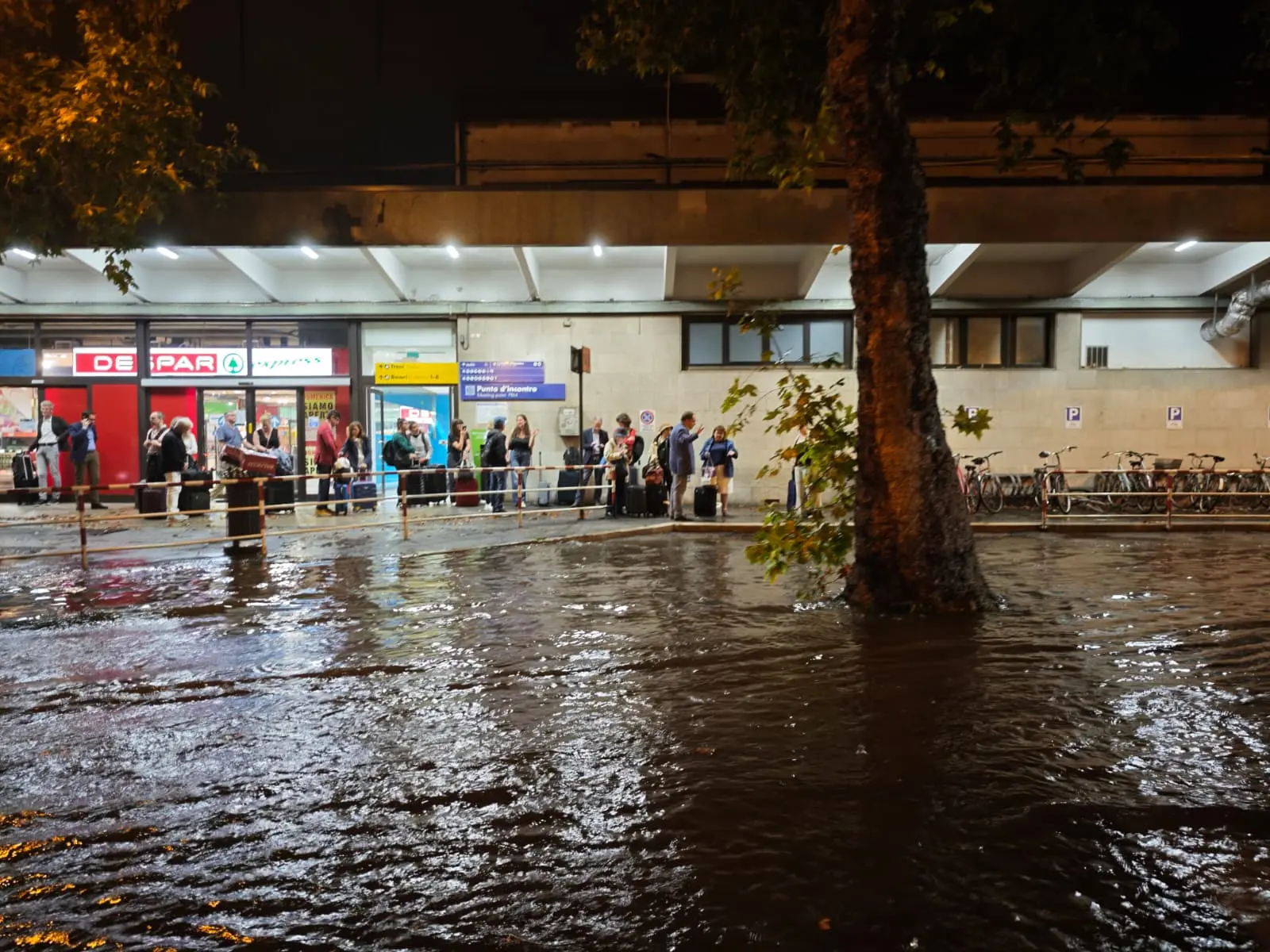 Viale Miramare allagata davanti alla stazione centrale di Trieste. Foto Lasorte