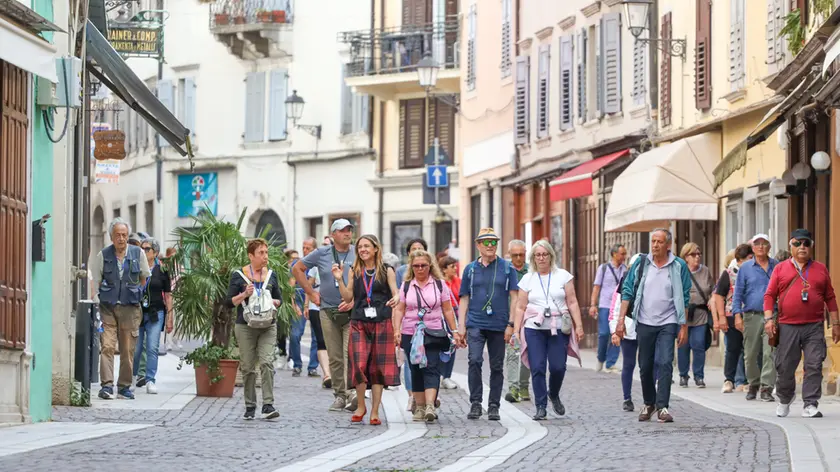 Turisti a Gorizia: un’immagine ormai consueta in questa estate 2025. Foto Tibaldi