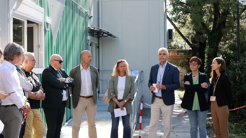 L’interno e l’esterno dei prefabbricati allestiti nel parco di Villa Haggiconsta e la presentazione. Fotoservizio Lasorte