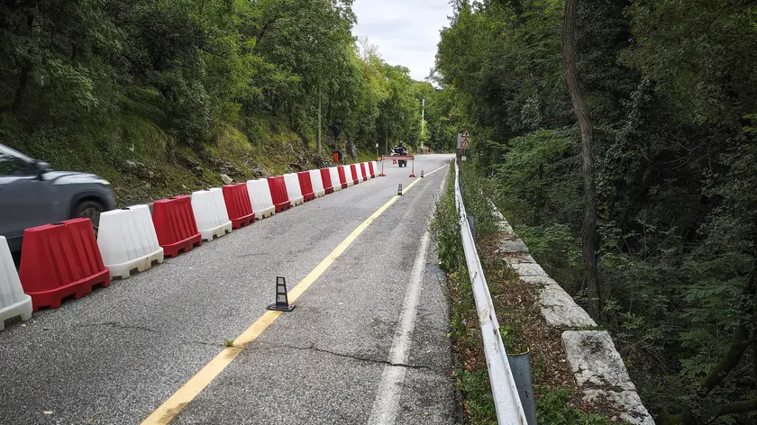 L’ex provinciale 9 che collega Monrupino e Opicina, oggi già aperta su una sola corsia di marcia. Foto Andrea Lasorte