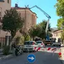 La strada chiusa per consentire le verifiche di mercoledì con l’autogru