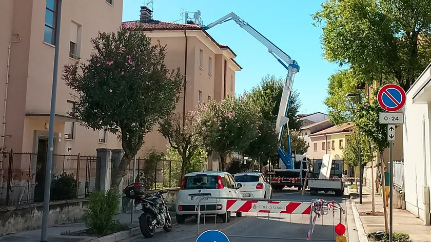 La strada chiusa per consentire le verifiche di mercoledì con l’autogru