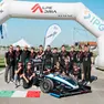 Foto di gruppo per l'Uniud E-Racing team con la monoposto elettrica